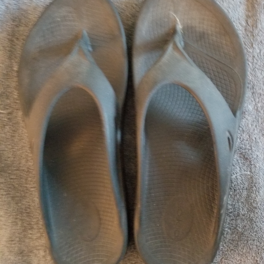 Men's size 12 Oofos brand sandals